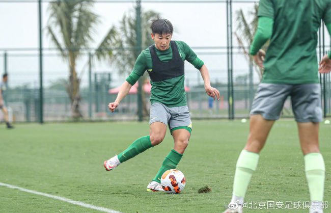 广袤野性的南非草原。天黑，一只迷路的印度豹幼崽跌跌撞撞地闯进高速公路。荣幸的是，彼得（坎贝尔·斯科特 Campbell Scott饰）父子救下了它。当两父子把这个小家伙带回家时，儿子赞恩（亚历克斯·迈克尔罗特 Alex Michaeletos饰）仿照照旧牢牢地搂着小豹仔，他终究有了一个可以一路长年夜的伴侣了。他给小豹仔取名杜玛。可跟着杜玛一每天的长年夜，赞恩必需要让他的这个动物伴侣回回到天然中。因而他带着杜玛单身横穿全部南非。蛮荒的南非年夜地上危机重重，暗藏的非洲狮，隐藏在河道中的鳄鱼，还有阿谁试图抓杜玛卖钱的神秘流离汉。赞恩和杜玛的年夜冒险就如许起头了。赞恩履历千辛万苦，终究把杜玛送回野外。可达到此次路程终点的时辰，也该是赞恩和杜玛作别的一刻。本片是由华纳公司推出的一部以动物与报酬题材的片子，执导过《黑神驹》和《伴你高飞》的片子导演拉罗尔·巴尔兰德再次执导该片。